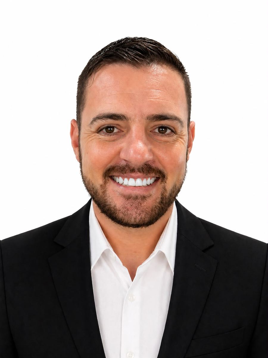 Leonardo Lauxen, palestrante, de terno preto e camisa branca, sorrindo
