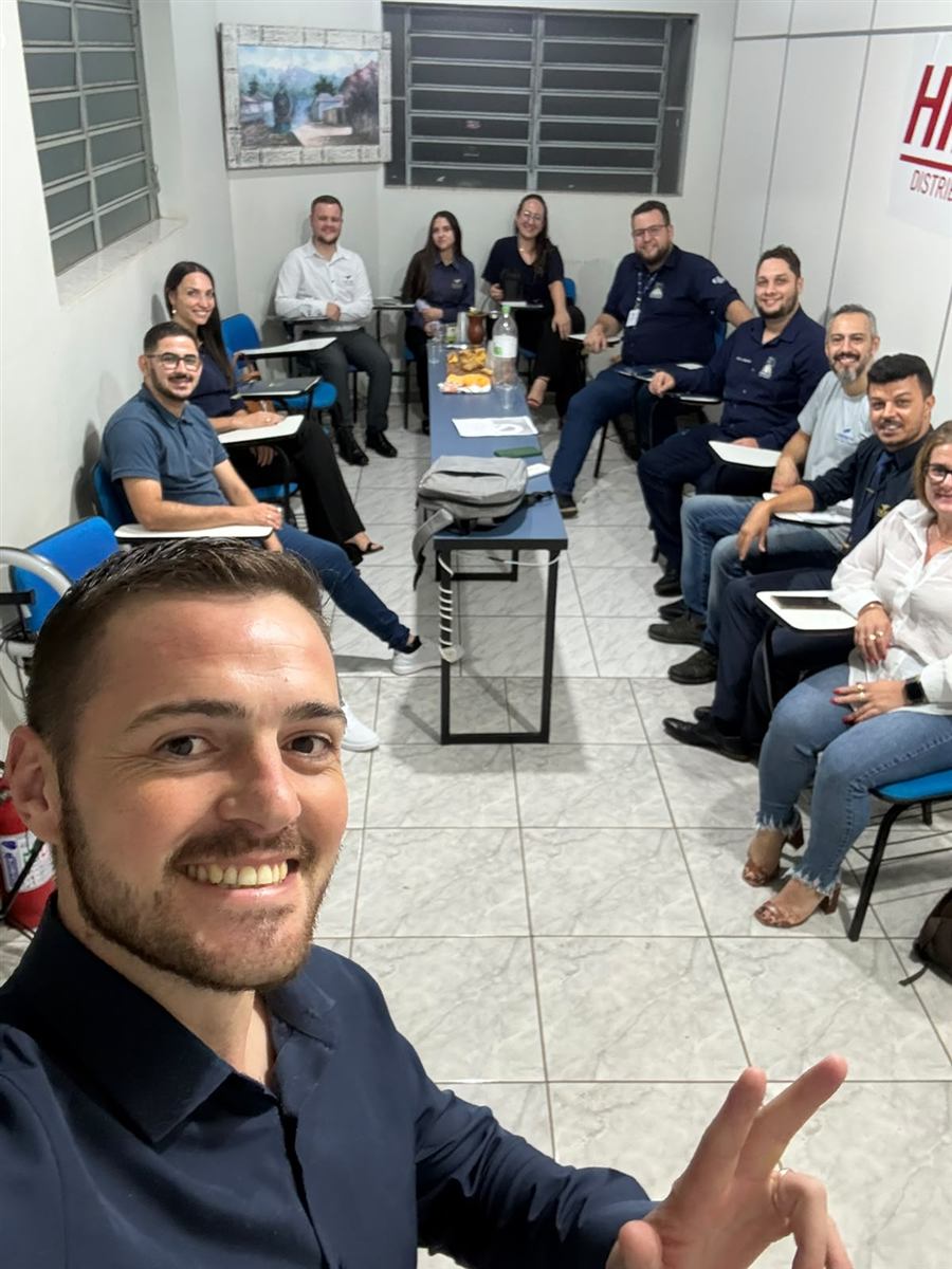 Leonardo Lauxen conduzindo treinamento com equipe corporativa em sala